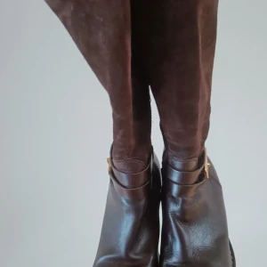 Bruna stövlar med dragkedja - Snygga bruna stövlar i mocka och skinn med dragkedja och låg klack. Perfekta för höst och vinter med en stilren design och praktiska detaljer. Inköpta på Alline (Hansa i Malmö). 