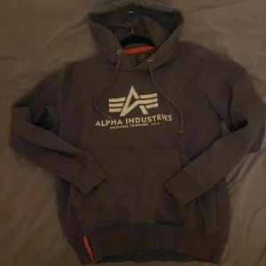 Mörkgrå hoodie från Alpha Industries - Säljer en snygg mörkgrå hoodie från Alpha Industries säljer för att den inte kommer till andvändning om det är något du undrar så är det bara att skriva till mig 👍