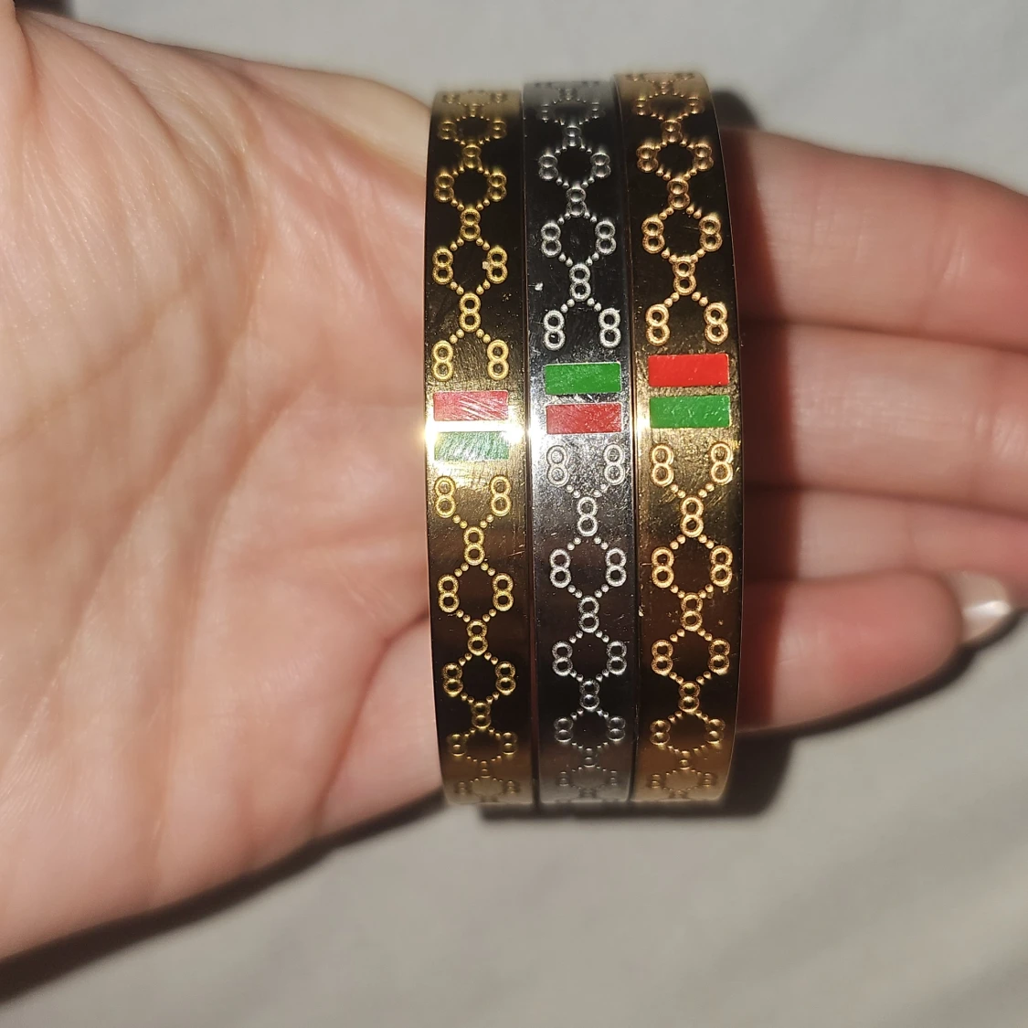 Set med tre armband i guld och silver