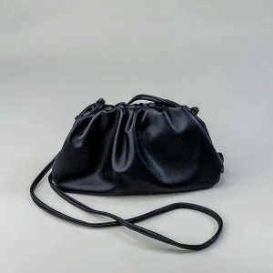 Svart väska - Svart väska/clutch. Perfekt för till exempel balen. Använd en gång och har inga defekter!🥰 