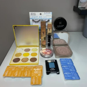 Sminkset med ögonskuggor, highlighter och mascara - Komplett sminkset med en färgglad ögonskuggspalett i gula och bruna toner (4 färger är nuddade vid), highlighter från BeautyAct (färgen Ladies Night, oanvänd), Buxom rouge (färgen Mykonos, använd men mycket produkt kvar) och blå ögonskugga (oanvänd), svart mascara Vinyl Couture från YSL (oöppnad), Ardell lösögonfransar (nya), ett löspuder från LH Cosmetics i färgen medium (använd ett fåtal ggr så mycket produkt kvar) samt färgade endagslinser från SWATI i färgerna Honey och Sapphire.