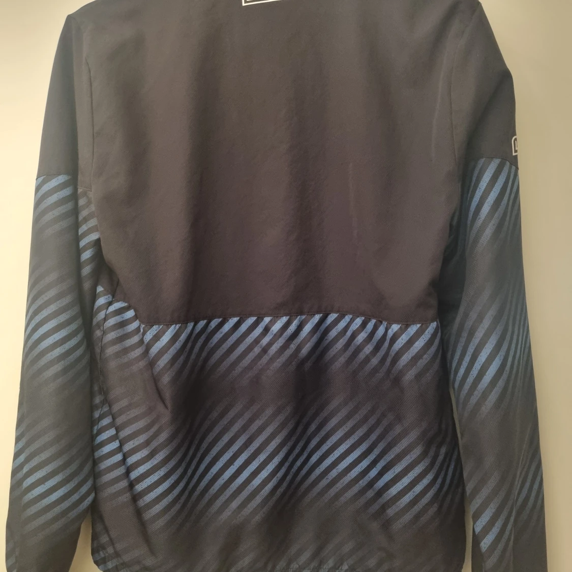 Svart och blå randig jacka från Lacoste - 90