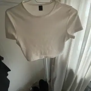 Säljer en vit croppad t-shirt.. Den har en rund halsringning och korta ärmar, perfekt. 👌🏻🌟