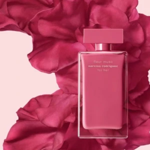 Fleur Musc for Her från Narciso Rodriguez - En elegant och feminin parfym i en stilren rosa flaska. Doften är blommig med inslag av ros och mysk, perfekt för den som vill ha en sofistikerad och modern touch.