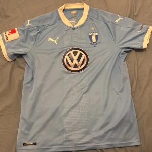 GAMMAL MFF TRÖJA  - Helt ny tröja jag personligen fått av Carlos Strandberg tiden då han spelade i klubben MALMÖ FF. Alltså 100 procent original!