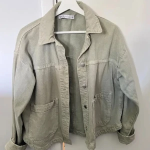 Grön jacka från Zara - Säljer en snygg grön jacka från Zara med knappar framtill och två stora fickor ❤️ 