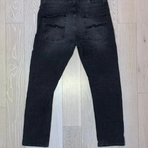 Mörkgrå jeans från Nudie Jeans - Snygga mörkgrå Nudie Jeans. Modellen heter Lean Dean och jeansen sitter slim fit. Storlek 34/30. Skriv om ni har några frågor!