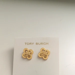  Tory Burch nya örhängen - nya, mått: 1,8x1,8 cm, model Kira clover