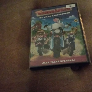 DVD: De Vilda Partydjuren - DVD med filmen 'De Vilda Partydjuren'. Omslaget visar animerade djur på motorcyklar. Texten 'Alla talar svenska!' finns på framsidan. Perfekt för en rolig filmkväll med familjen eller vännerna.