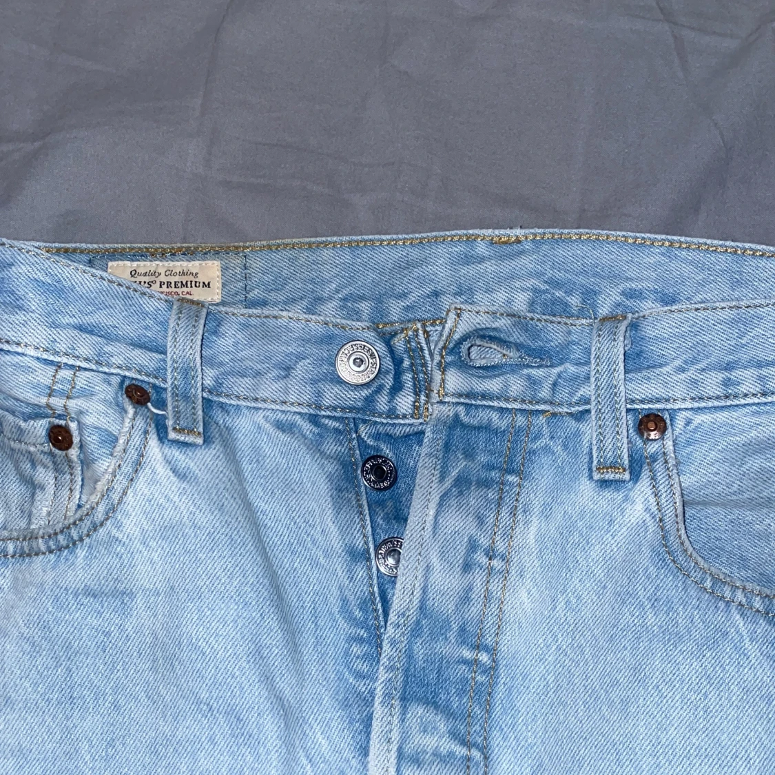 Ljusblå jeansbyxor från Levis - 90