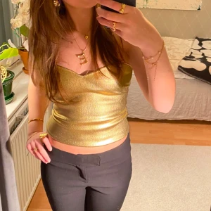 Guldig tubtopp - Snygg guldig tubtopp med en glansig finish. Toppen har en dragkedja på sidan för enkel på- och avtagning. Perfekt för en festlig kväll! Ganska liten i storleken, så passar S/M💗