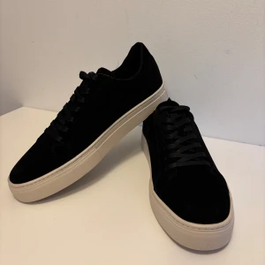 Vagabond Paul 2.0 - Skitsnygga Vagabond Paul 2.0 i svart överdel och vit underdel. Aldrig använda och originalbox samt kvitto finns! Alltså helt sprillans nya! Nypris 1400. Säljer de pga att jag köpte fel storlek och glömde returnera dem i tid. Hör av dig vid frågor och funderingar!