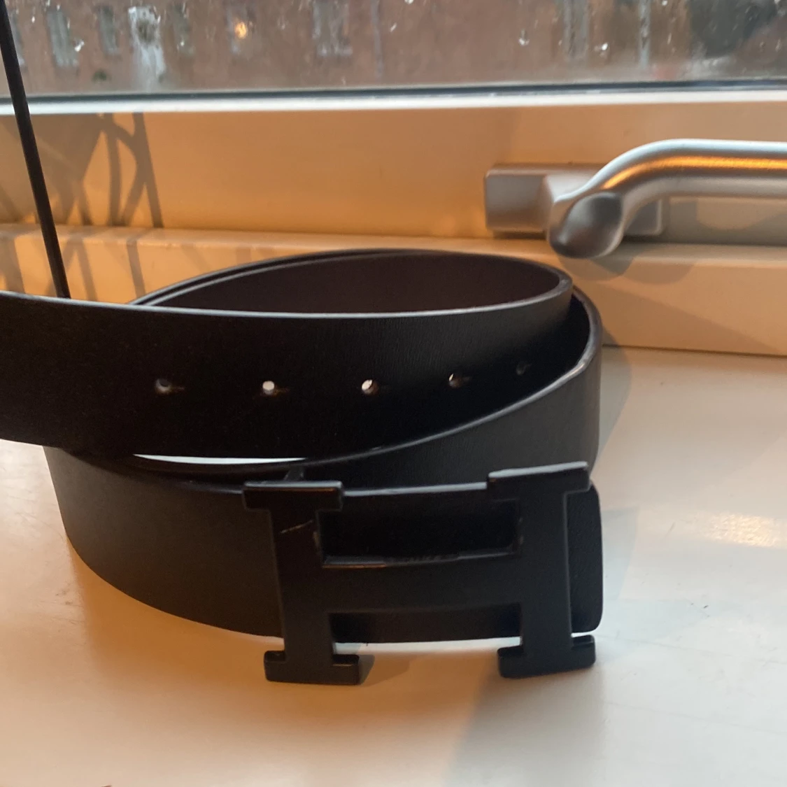 Svart bälte med H-spänne