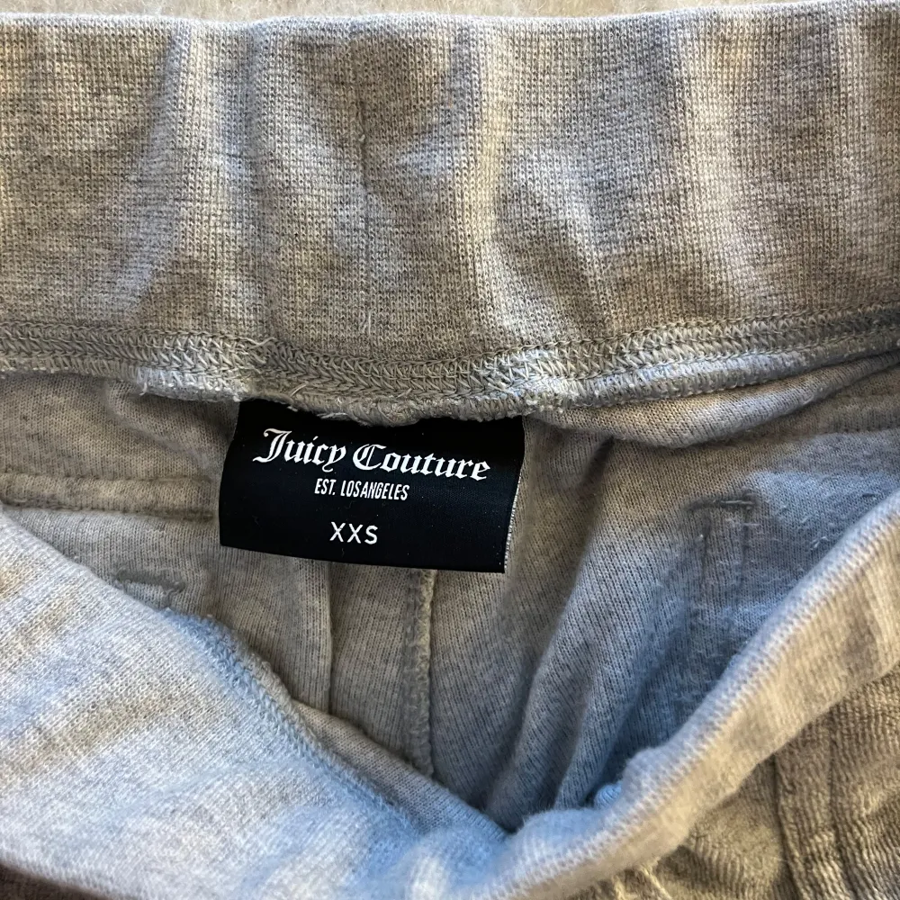 Snygga grå byxor från Juicy Couture 🥰ena snöret har tappat silver saken längst ner. Farkut & Housut.