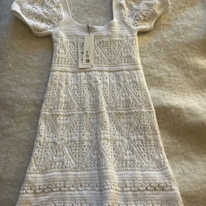 Vit virkadklänning  - Så fin vit virkad klänning🥰