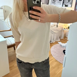 Stickad T-shirt - Har några fläckar men inte så märkbart och går nog bort i tvätten 