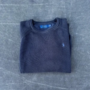 Mörkblå tröja från Polo Ralph Lauren - Säljer en mörkblå tröja från Polo Ralph Lauren. Tröjan är i bra skick ingen defekt förekommer. Kom privat om du har frågor.