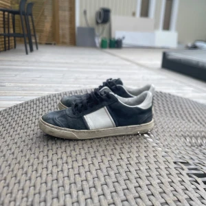 Valentino flycrew  - ‼️‼️ Säljer de eftertraktad Valentino flycrews i storlek 38,5 men passa 39,5. De är i skick 7/10 [ Enligt mig]. Har ingen box eller dustbag. Köpt för cirka 6 månader sen har tappat 3 och en halv nitar. Ny pris: 7500kr mitt pris 1999kr. Obs har bytt ut sula mot en skönare eftersom originalet va för hård.