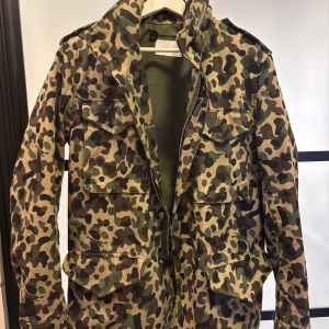 Sandro Paris jacka - Sandro Paris jacka size s nypris 3800kr. Super snygg och stilren, passar bra nu till våren som kommer. 