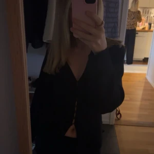 Populär tröja från Gina  - Säljer denna populära tröjan från Gina. Jag säljer den då den inte kommer till användning. Den är bara använd en gång. Den är i storlek xs. Nypris 399!