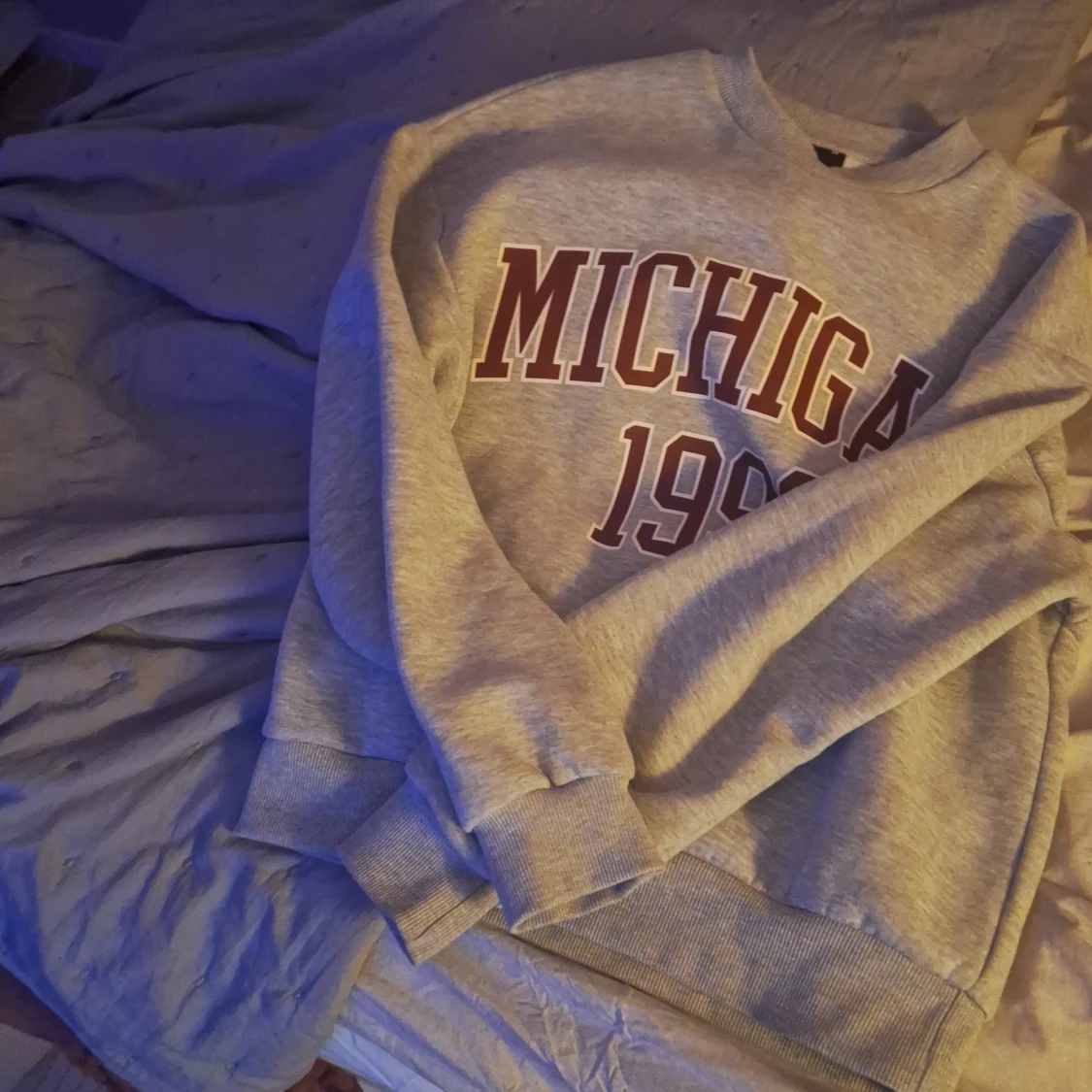 Grå sweatshirt från Gina Tricot - 90