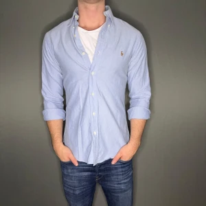 Ralph lauren skjorta - Hej säljer nu min fina Ralph Lauren skjorta i storlek M. Den är i nyskick och kommer vara otroligt snygg i höst/vinter. Nypris cirka 1500kr! Vi kommer att sälja liknande produkter nu närmare vinter så glöm inte följa profilen!🌊🍾