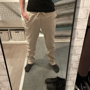 Beige linnebyxor från Dressmann - Säljer ett par bekväma beige linnebyxor från Dressmann. Jag är 185cm och byxorna är lite för långa för mig, använt 2-3 gånger kanske.