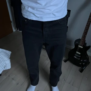 Svarta jeans från Weekday - Svarta jeans som är lösa men väldigt sköna som är i storlek 29/30 men passar i S men även i M 
