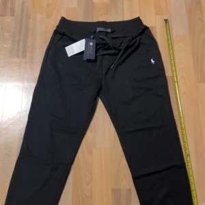 Polo Raulph Lauren byxor - En Polo Raulph Lauren mjukisbyxor i storlek M. Aldrig använt, obrutna taggar och lappar följer med. Ny pris 2095kr, mitt pris 999kr. Pris kan diskuteras via snabbaffär.
