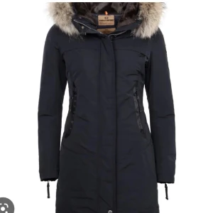 Svart parkajacka med pälsdetalj från Fjällräven - Vinterjacka från parajumper, använd 2-3 ggr stl XL 