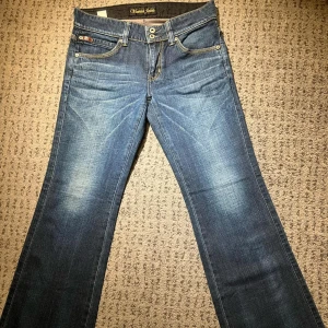 Blå bootcut jeans  - Snygga blå flare jeans från Vienus Jean med dubbla knappar och dragkedja. Midja rakt över: 38cm. Lår: 26cm. Innerben:75cm