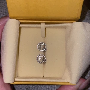 Fendi örhängen   - Supersnygga örhängen köpta från Fendi. Inköpta hos Fendi butiken i Prag i somras och har därmed knappt hunnit användas. Köpta för 6800 tjeckisk valuta vilket motsvarar ca 3000 SEK. Bild på kontoutdrag finns. 💕