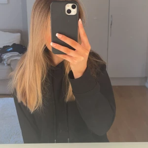 Svart hoodie - Säljer en klassisk svart hoodie med långa ärmar och en bekväm passform. Köpt från HM och är i storlek XS 💕💕