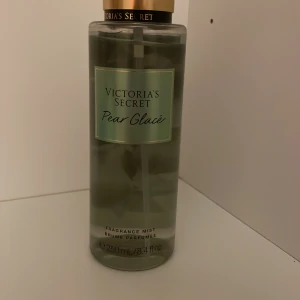 Victoria's Secret Pear Glacé Fragrance Mist - Fräsch och fruktig doftmist från Victoria's Secret med noter av sötad päron och daggig melon. Super trevlig doft men tyvärr andvänder jag aldrig den.