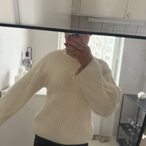 Stickad tröja  - Säljer denna stickade tröjan från Gina Tricot. Söm som ska markera bysten vilket gör att tröjan sitter väldigt fint! 💓