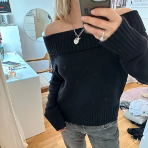 Mörkblå offshoulder tröja - Mörkblå men ser nästan svart ut🌟