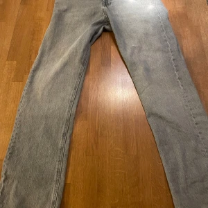 Grå jeansbyxor - Snygga grå jeans från jack&jones. Modell: relaxed Chris :size 27/30 bra skick. Pris går att sänka vid snabb affär !!!!! 