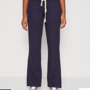 Roxy linnebyxor med snörning  - Snygga och lågmidjade mörkblå linnebyxor med snörning i midjan. Perfekta för en avslappnad stil. Byxorna har en snygg passform och är tillverkade i ett mjukt material. Väldigt bra skick💘☀️