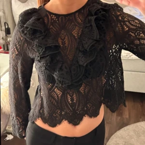 Svart spetsblus med volangdetaljer - Säljer min jätte fina blus från Zara köp från sellpy med prislappen kvar