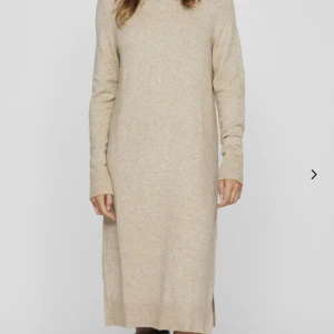 Beige stickad klänning - Superfin stickad klänning i fint skick, endast använd en gång💕