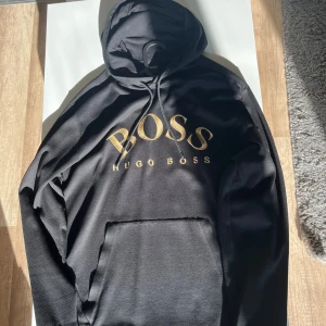 Boss tröja - Hej! Säljer min svarta tröja i storlek xl gott skick inga skador osv.Hör av er vid intresse tack!