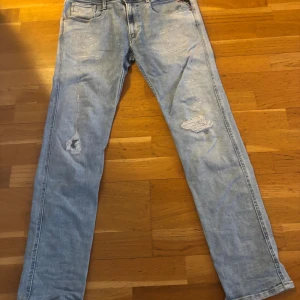 Replay anbass - Replay anbass i storlek 33/32 skulle säga att de passar mer som 32/32, köpta nya och använda max 15 gånger skulle säga skick 8,5/10