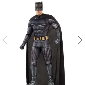 Batman-dräkt - Halloween/temafest Batman/Justice leauge dräkt. Nypris 750kr, endast använd en gång. I bra skick och alla tillbehör medföljer. Består av: dräkt, skärp, mantel, mask, handskar och ”stövlar” (mjuka stövlar i tyg som överdrag att ha över riktiga skor). Lite smutsiga på överdragsskorna, annars i bra skick.