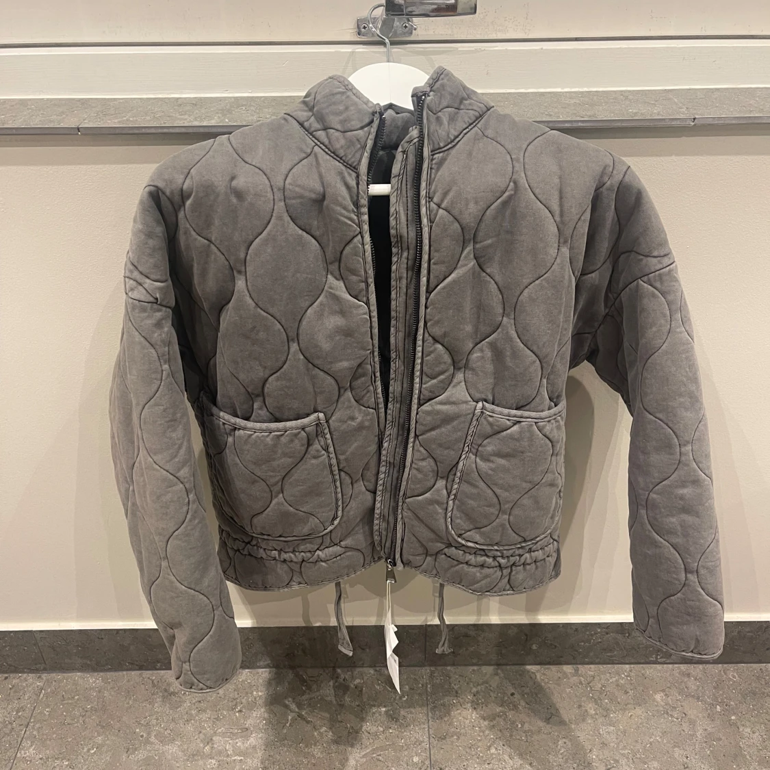 Grå quiltad jacka