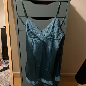 Blått nattlinne från Intimissimi - Blått nattlinne från intimissimi i storlek s. Helt ny och oanvänd, säljer då storleken inte passade. Nypris 559 kr