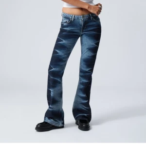 Blå bootcut jeans - Snygga blå bootcut jeans med unikt mönster. De är helt oanvända pga fel storlek