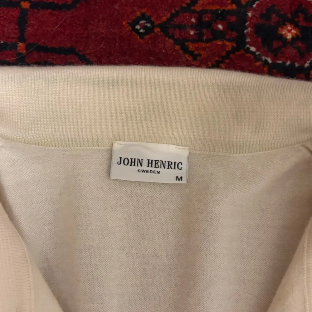 Säljer en stilren beige pikétröja från John Henric. Väldigt varm även om den är kortärmad.. T-paidat.