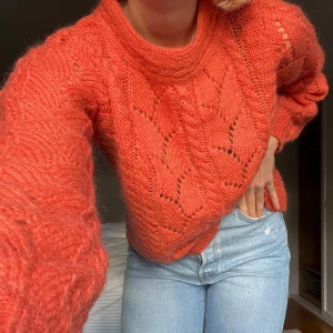 Orange stickad tröja - Säljer en mysig orange stickad tröja från Noa Noa. Fin kvalité! Tröjan har långa ärmar och ribbstickade muddar. Perfekt för kyliga dagar!