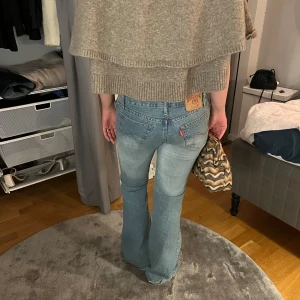 Blå jeans med bootcut - Jätte fina lågmidjade bootcut jeans utan slitage. Midjemått: 36 cm Innebenslängd: 80 cm