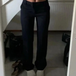 Svarta kostymbyxor - Snygga svarta kostymbyxor från Lindex med modellnamn Fiona. De är i ett mycket bra skick men säljer pga av att de inte passade. Nypris 599🩷🩷